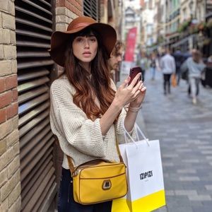 Meet your Posher, Caitlin